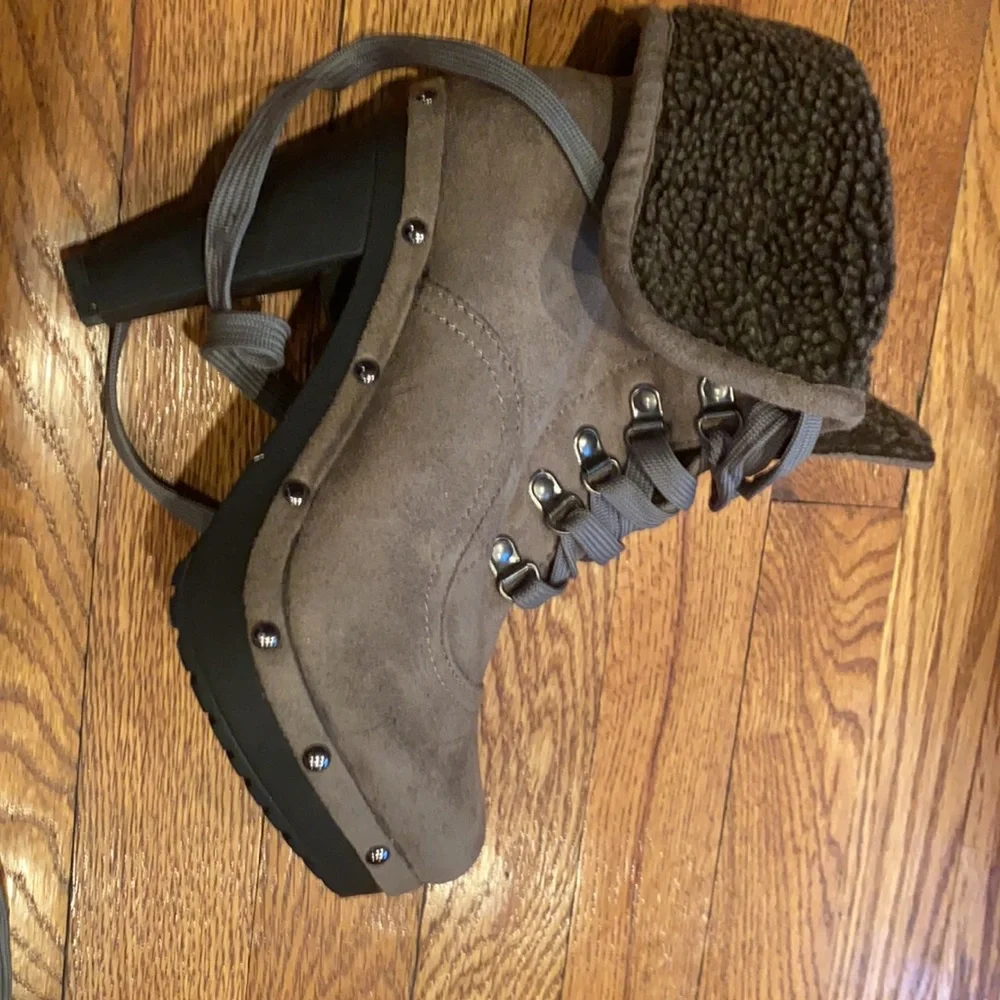 Women grey suede ankle boots with shearling lining. - Picture 7 of 9